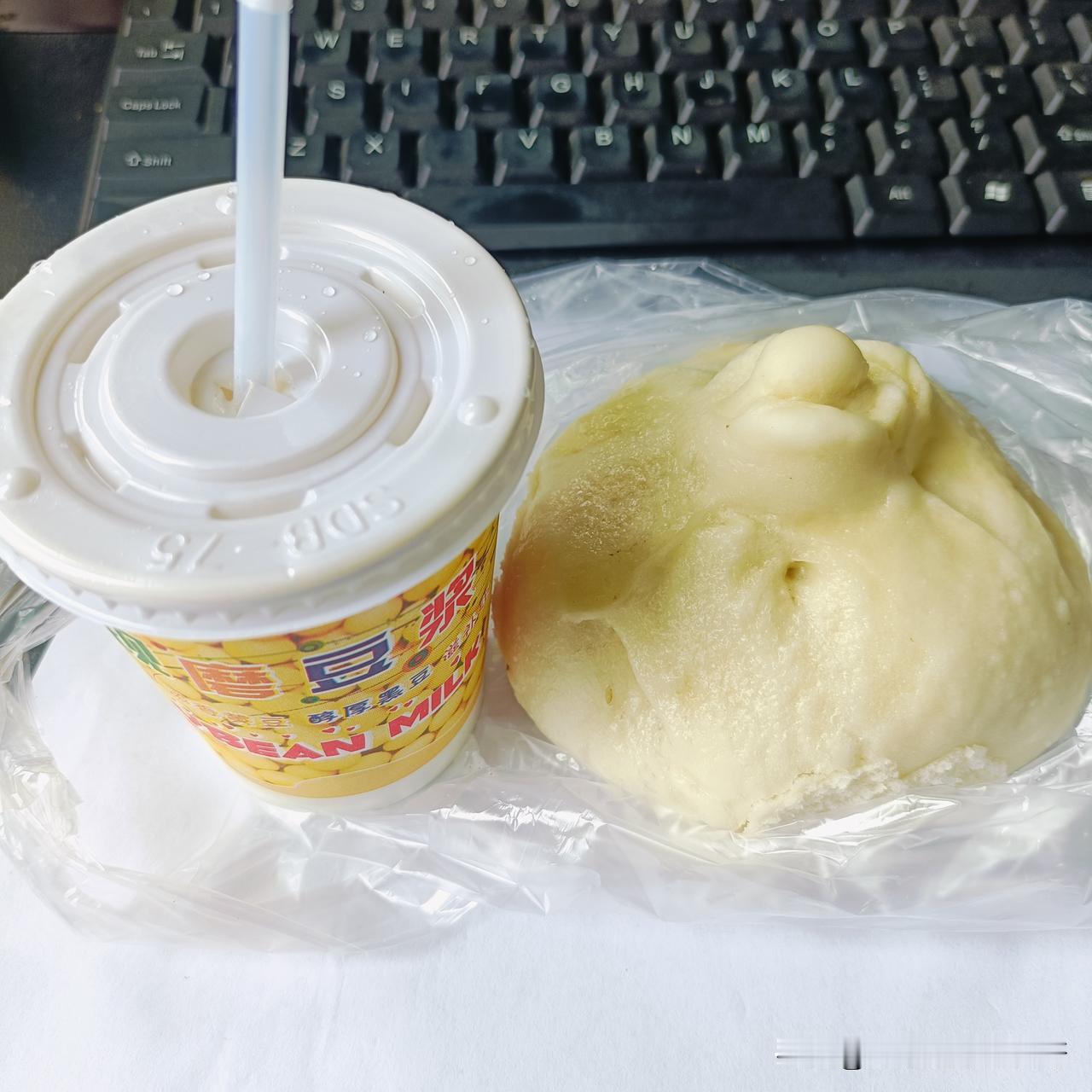 今天的早餐：一个糖包，一杯豆浆。

早上老人家做了饭，苦瓜炒肉，我吃了一口，太辣