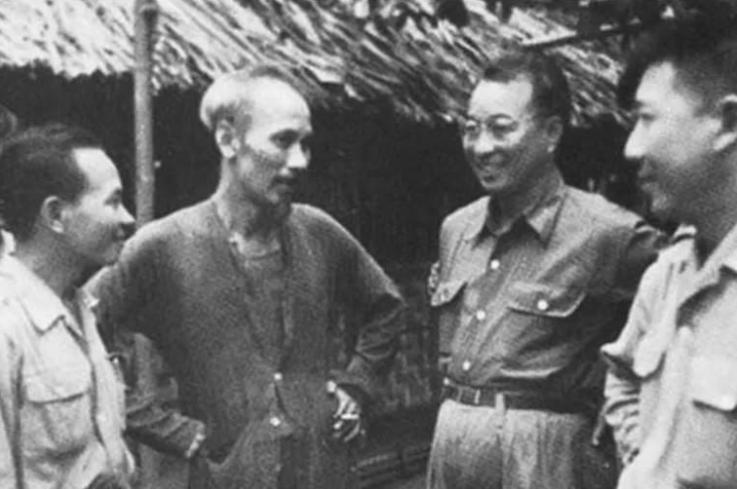 1950年，陈赓来越南做“场外指导”，第一仗就让越军奔袭4天，武元甲打电话说情：