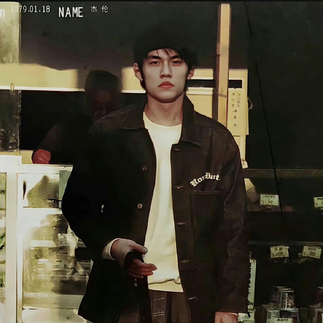  周同学来给周杰伦预热了周杰伦的音乐是青春，周同学就是开启青春宝盒的钥匙。看着可