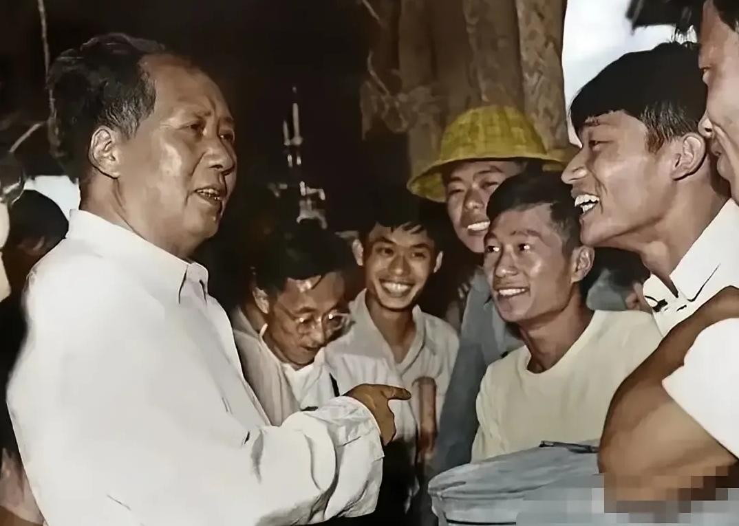 毛主席：“全心全意为人民服务”，短短一句话，彰显毛主席心中永远装着人民的伟大情怀