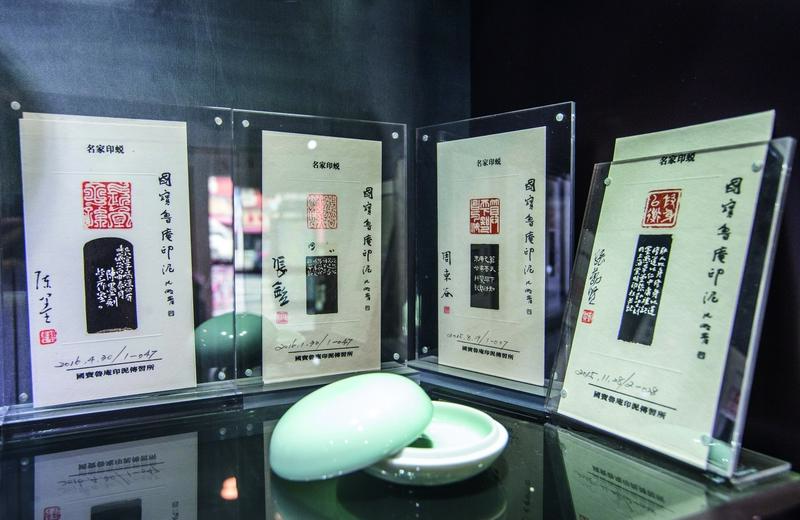 篆书那可是书法里的经典，很多名家的篆书都超绝。就说李斯，他的《峄山刻石》堪称篆书