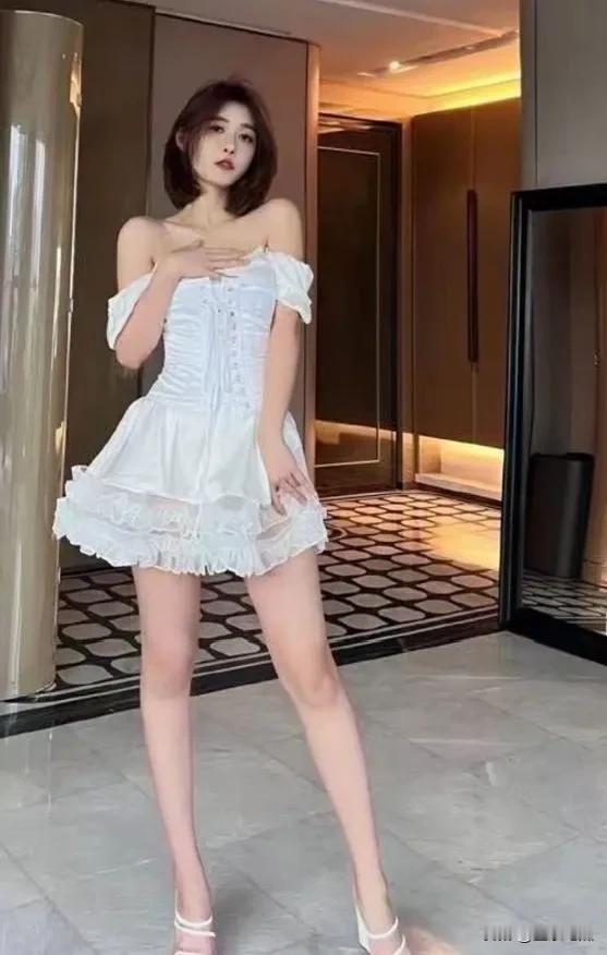 聂小雨，这名字想必大家不陌生。她可是被赞为“人间尤物”的网红！
身材火辣性感，尤