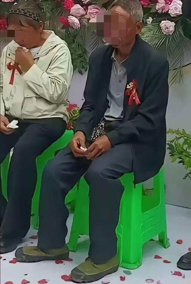 真的很惋惜也很痛心
儿子大婚之日
父亲都没舍得买双上档次的鞋
穿在脚上的是一双十