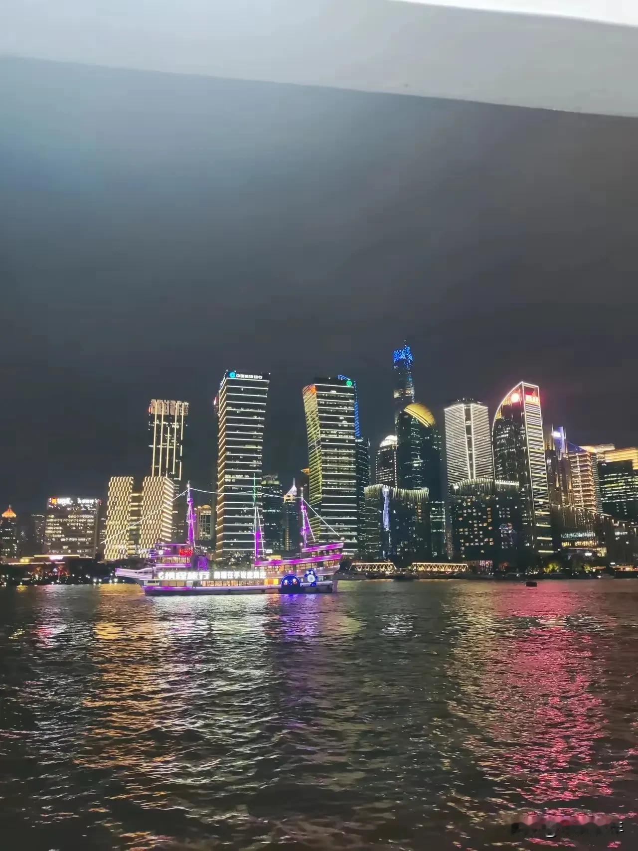 上海外滩夜景：璀璨灯火下的魔都魅力

当夜幕低垂，华灯初上，上海的外滩便如同一颗