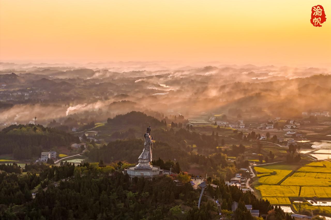 潼南崇龛・陈抟故里的金色黄昏
仙翁独立望夕曛，万顷金波接暮云。
雾绕层峦浮黛色，