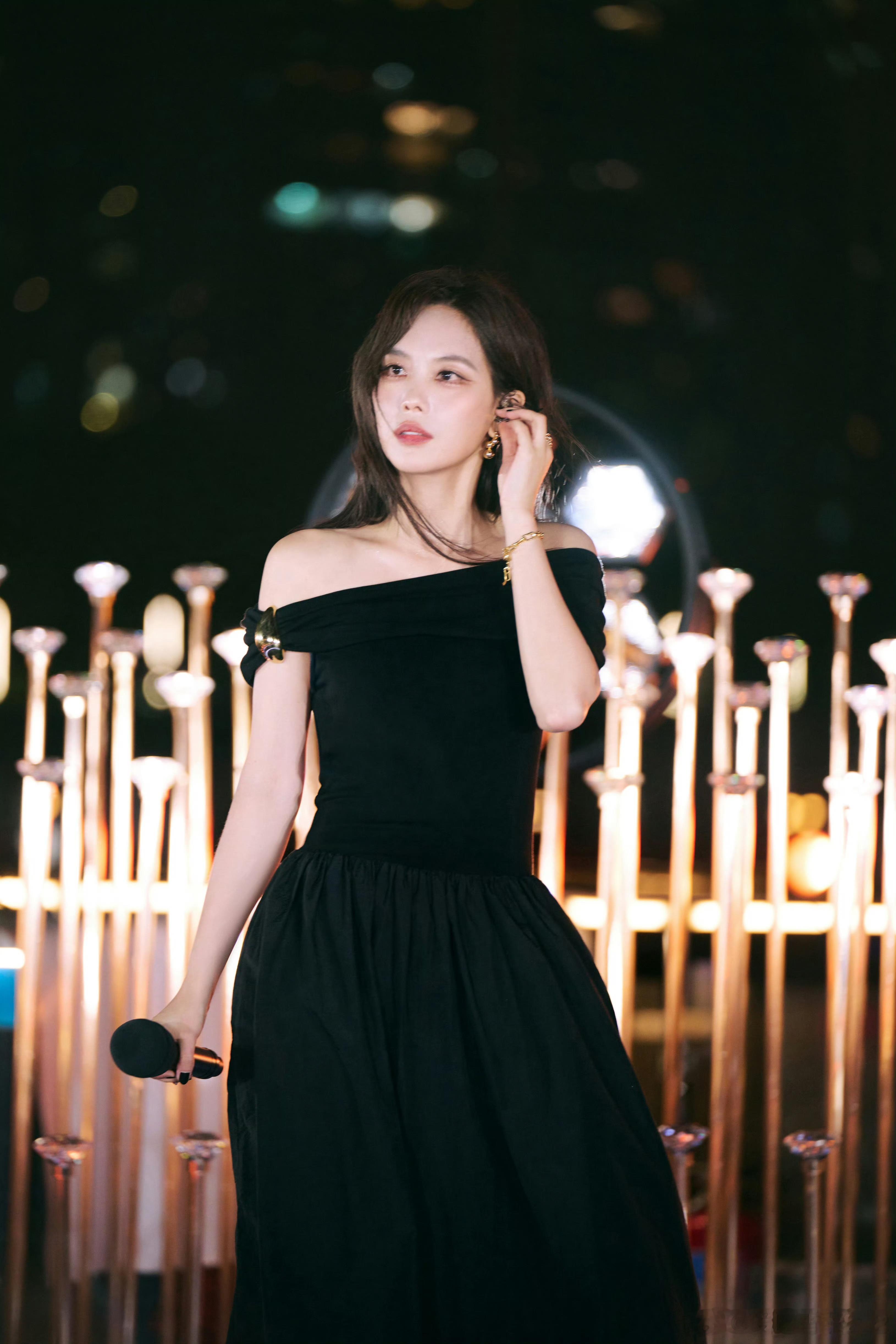 王霏霏穿小黑裙美成这样王霏霏真的美我一脸 这一身黑裙真的好有魅力 真的好适合这种