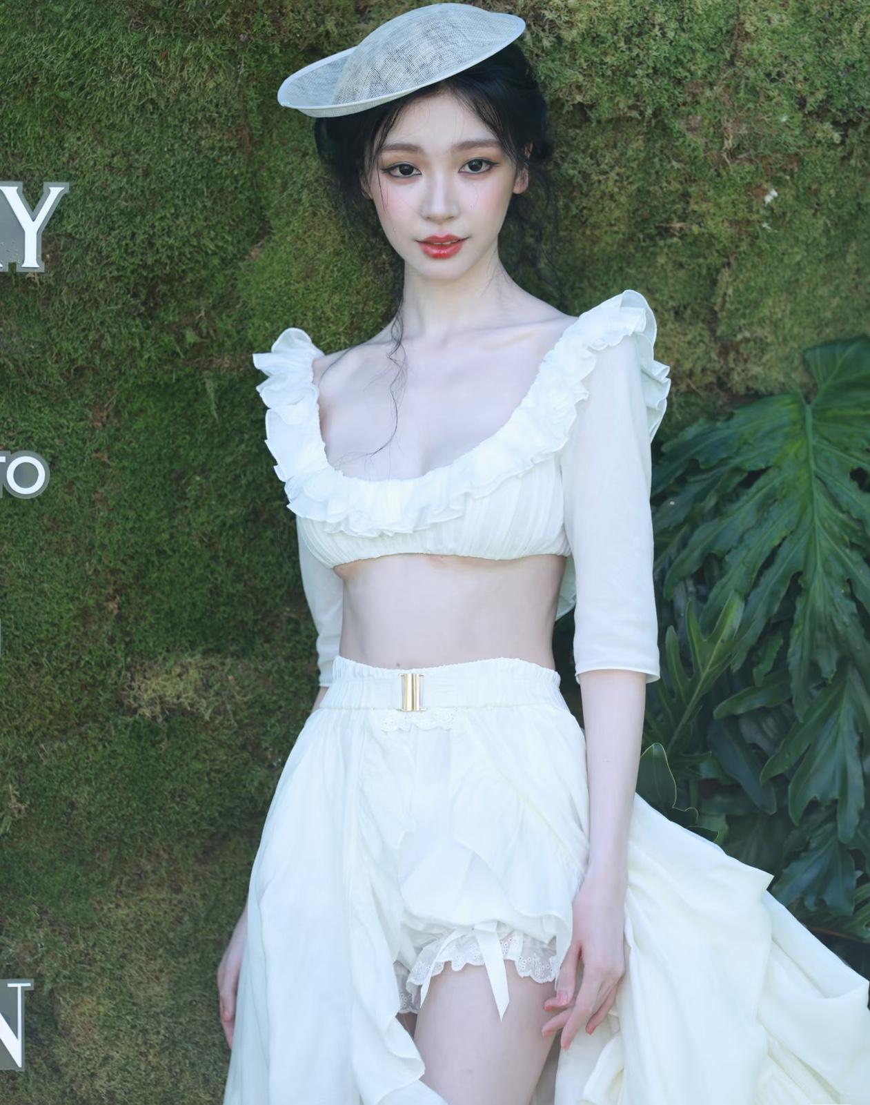 原来42岁胡彦斌早就发现了

26岁的易梦玲有一个特点

是他的前女友们这辈子都