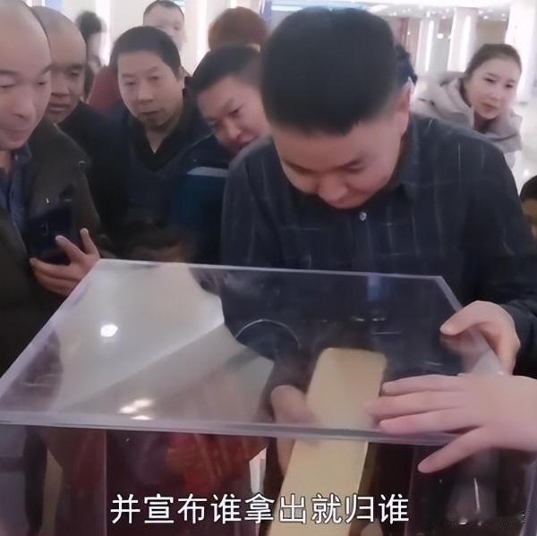 “太不要脸了！”北京，一男子和女友到商场逛街，遇拿金条挑战活动，男子成功将25斤