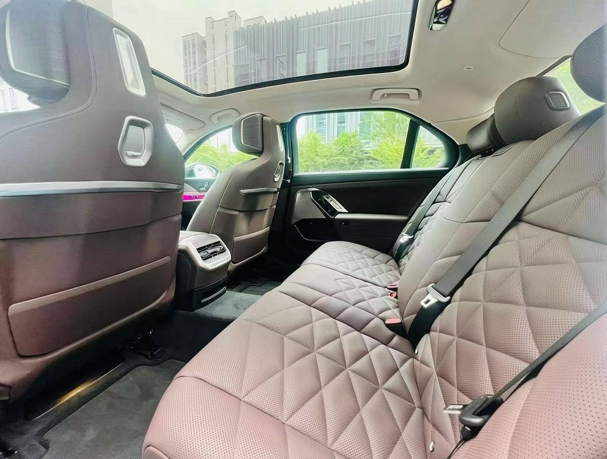 《退役试驾车》车型：740Li 领先M运动套装 外观内饰：宝石青/摩卡里程数：3