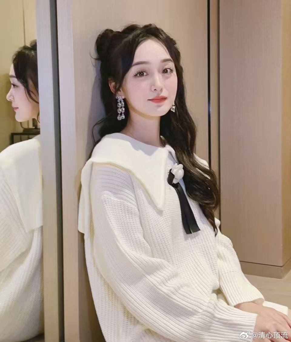 何泓姗女团爱豆感何泓姗解锁女团爱豆新身份，甜酷兼备风格多变，舞动青春绽放光彩，让