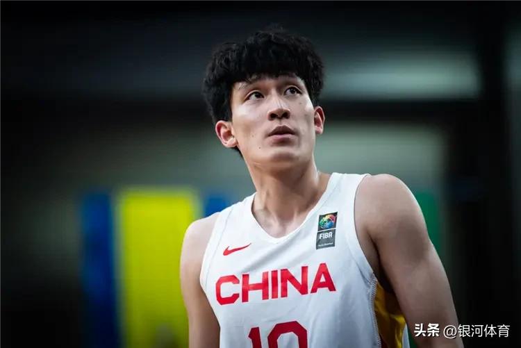 看看新疆队五号位球员，就孤零零一个2.06点曲笑宇，吴冠希到是现身比赛场，坐在伤
