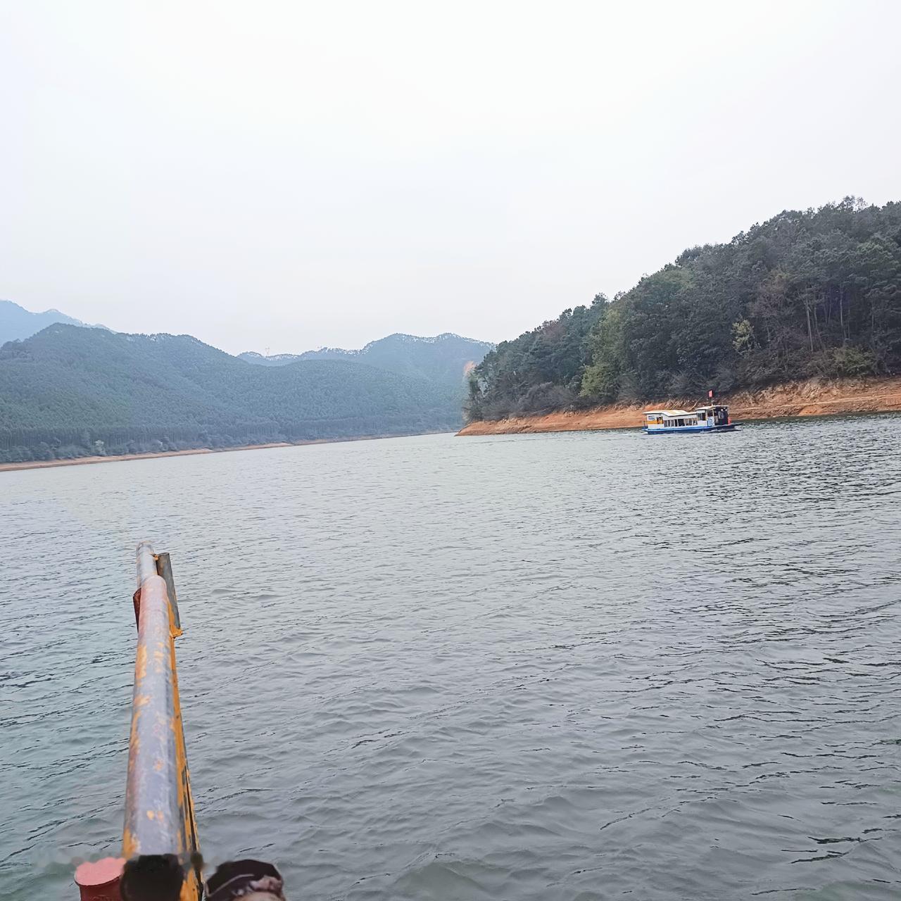 人到中年，慢慢悟出一个道理：
结婚，一定要选一个本身就很好的人，而不是只对你好的