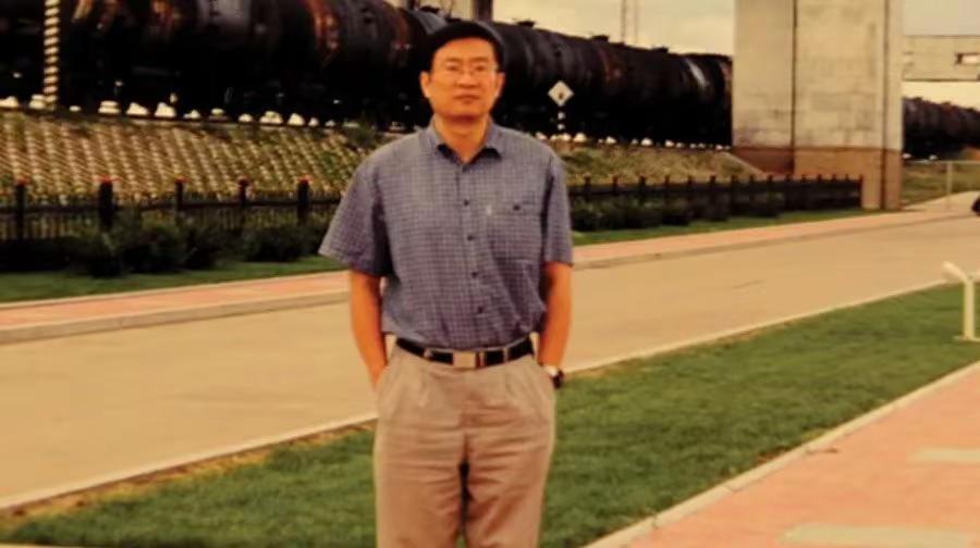 今天我们都怀念您！歼15舰载机试飞现场总指挥罗阳，我们今天都怀念您。祖国强大 宣