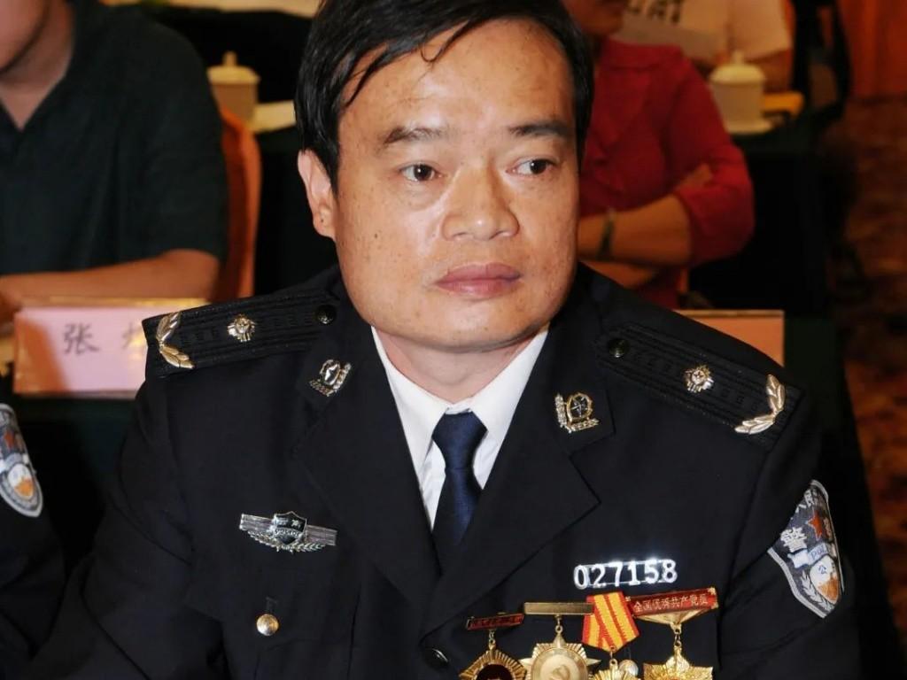 1992年，缉毒警察明正彬20岁的侄子参与贩毒，被他亲自抓获，并判死 刑。行刑前