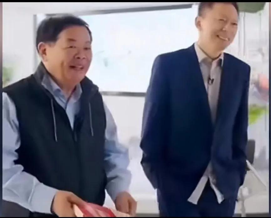 企业家曹德旺看到搜狐的老板张朝阳教物理很有水平，就想请他去自己的福耀科技大学当老