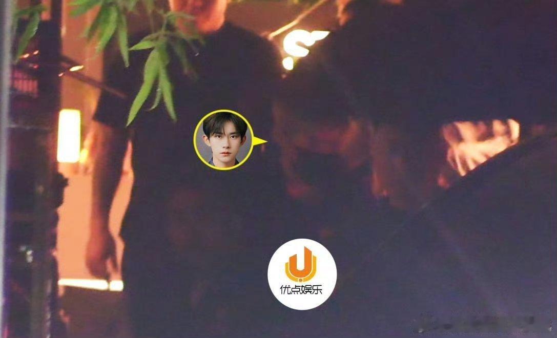 易烊千玺所乘车辆与人发生碰撞易烊千玺车辆与人发生碰撞 ​看看 ​​​