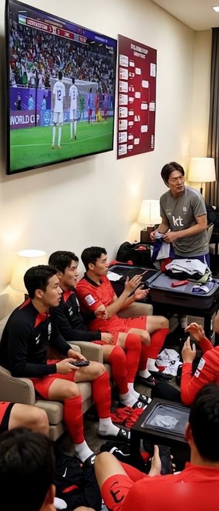 输给南非，韩国队回家了。

机场里，迎接他们的，可能不是鲜花。

是鸡蛋。

这