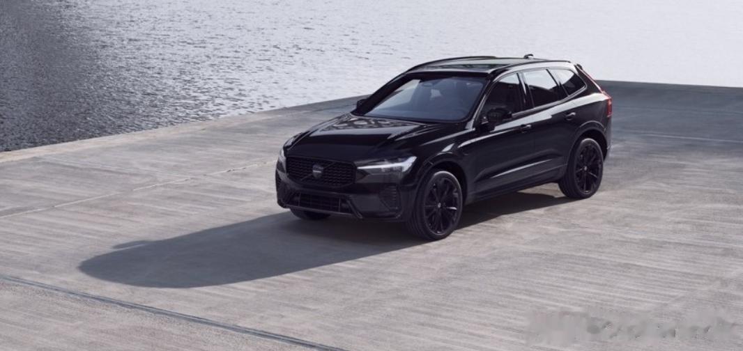 沃尔沃XC60极夜黑正式上市，售价52万起，外观方面，沃尔沃XC60极夜黑在前格