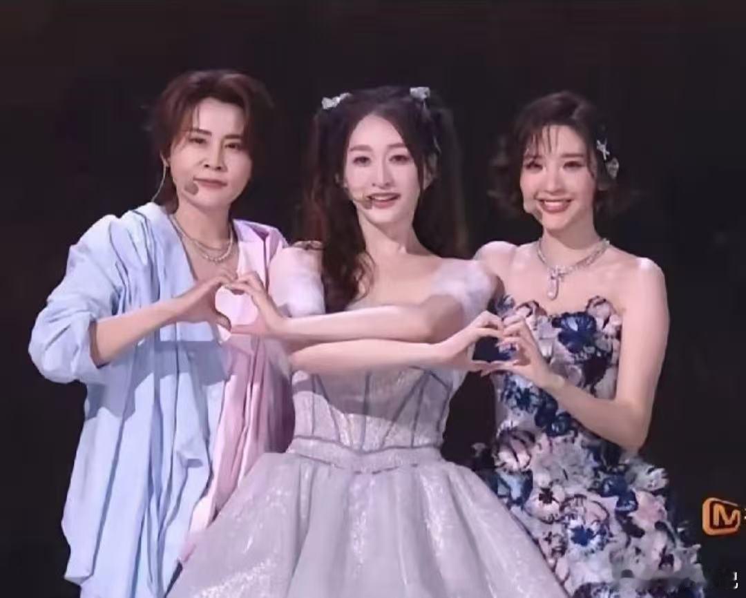 你们俩是要毁了芒果吗乘风2026哇哦！《乘风2026》里陈瑶和张月的互动甜到齁！