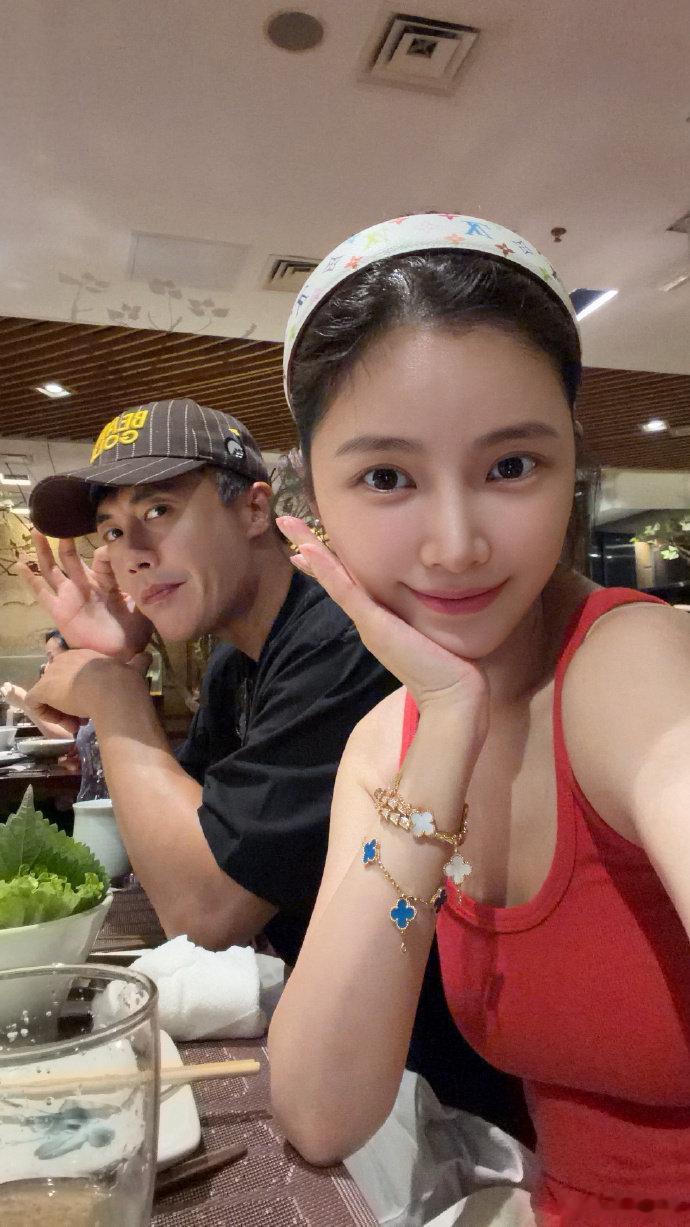 杜淳带王灿增肥 杜淳带老婆增肥，王灿身材好就是任性啊~  杜淳带老婆增肥