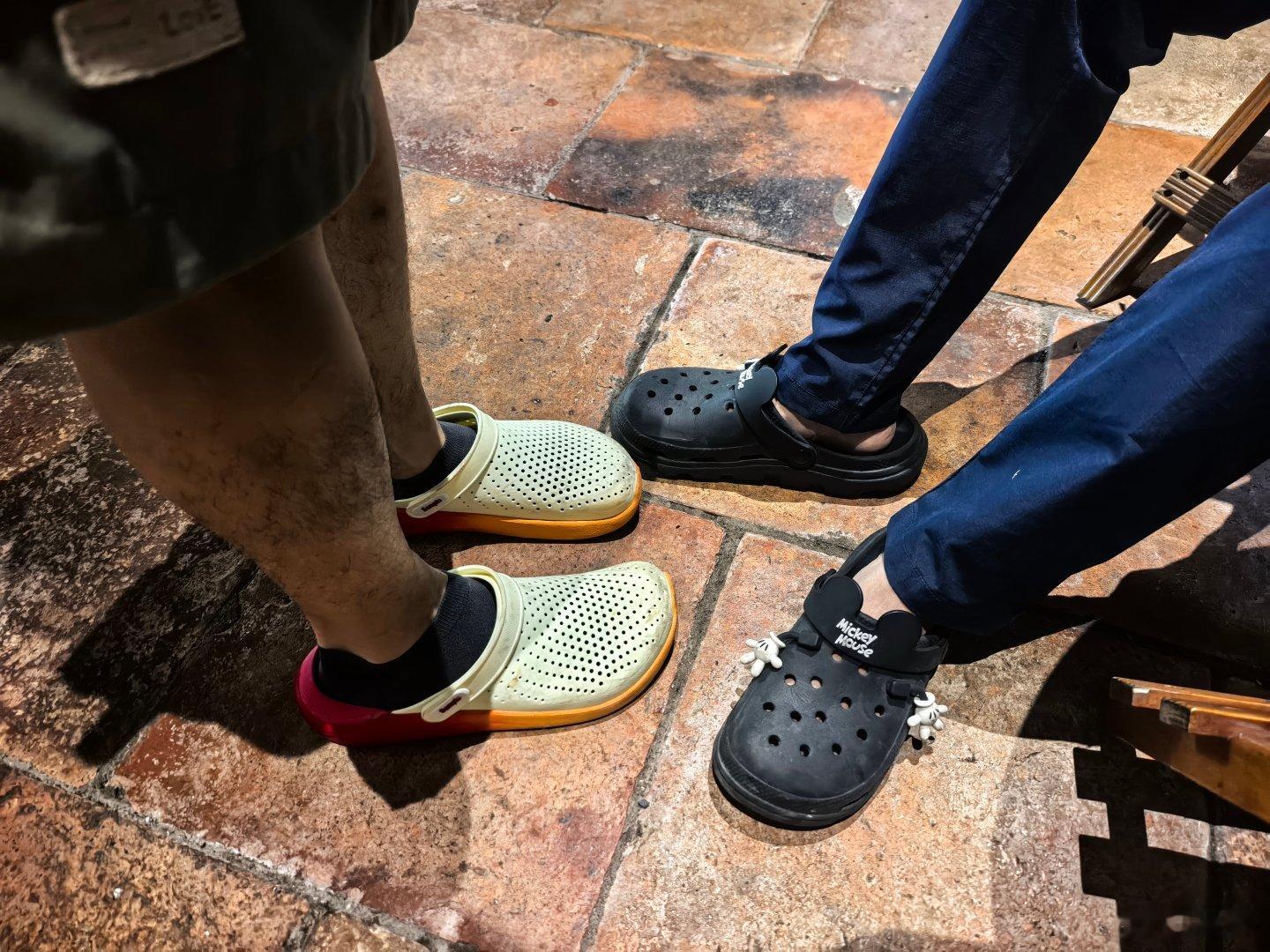 “三十大几的人了，天天穿洞洞鞋，还不是正宗crocs牌的！”“广东团队的同事都这