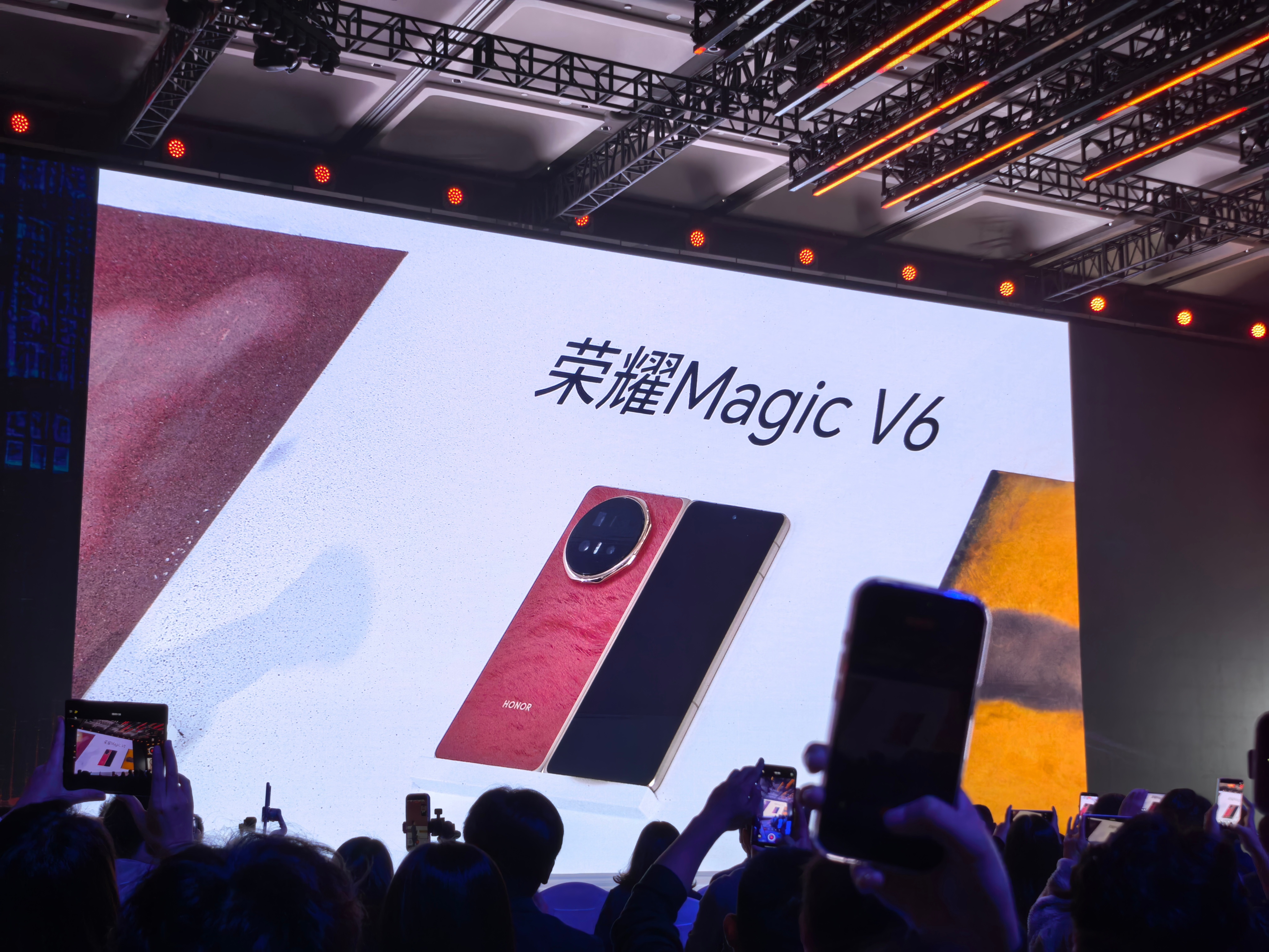 我就想问，是谁家的发布会敢这么玩啊？人家发布会都是精致展示，荣耀倒好，直接上电钻