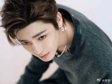 侯明昊 被侯明昊的帅狠狠拿捏住了，他的帅气里带着一种恰到好处的松弛感，不刻意不张