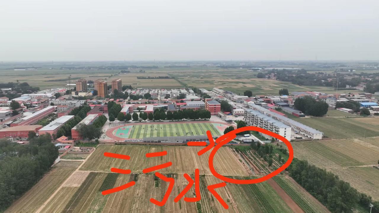广平县平固店中学长期违规偷排生活污水。近日，周边群众反映，平固店中学长期违规偷排