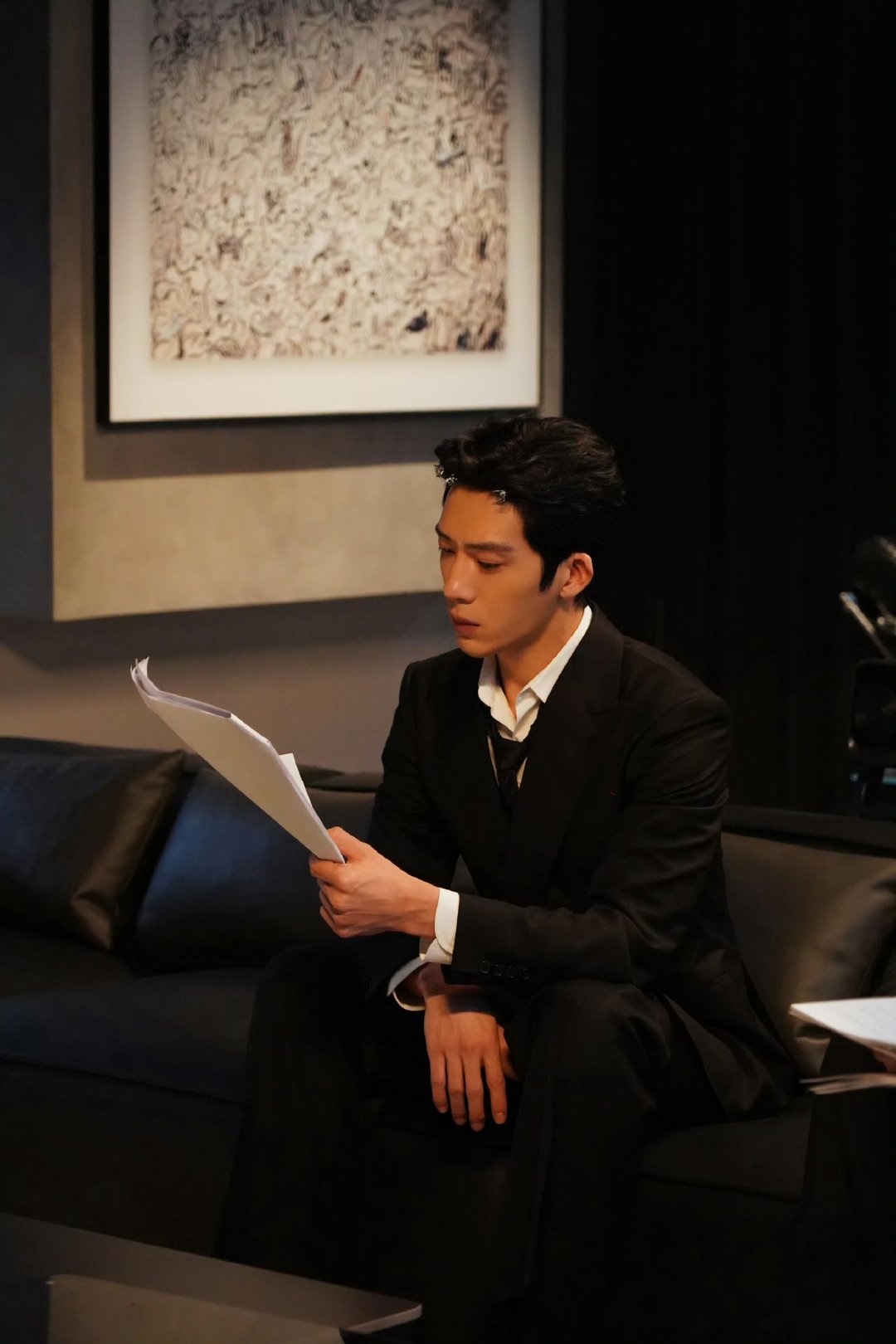 工作室带的井柏然词条井柏然栾念片场读剧本照谁能拒绝认真读剧本的井柏然，西装造型儒