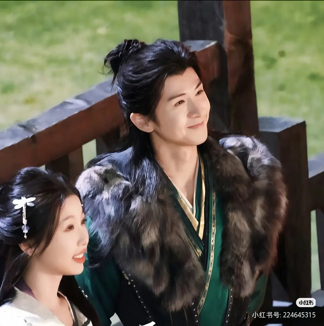 张云龙旁边是虞书欣吗？这侧脸怎么评。。 