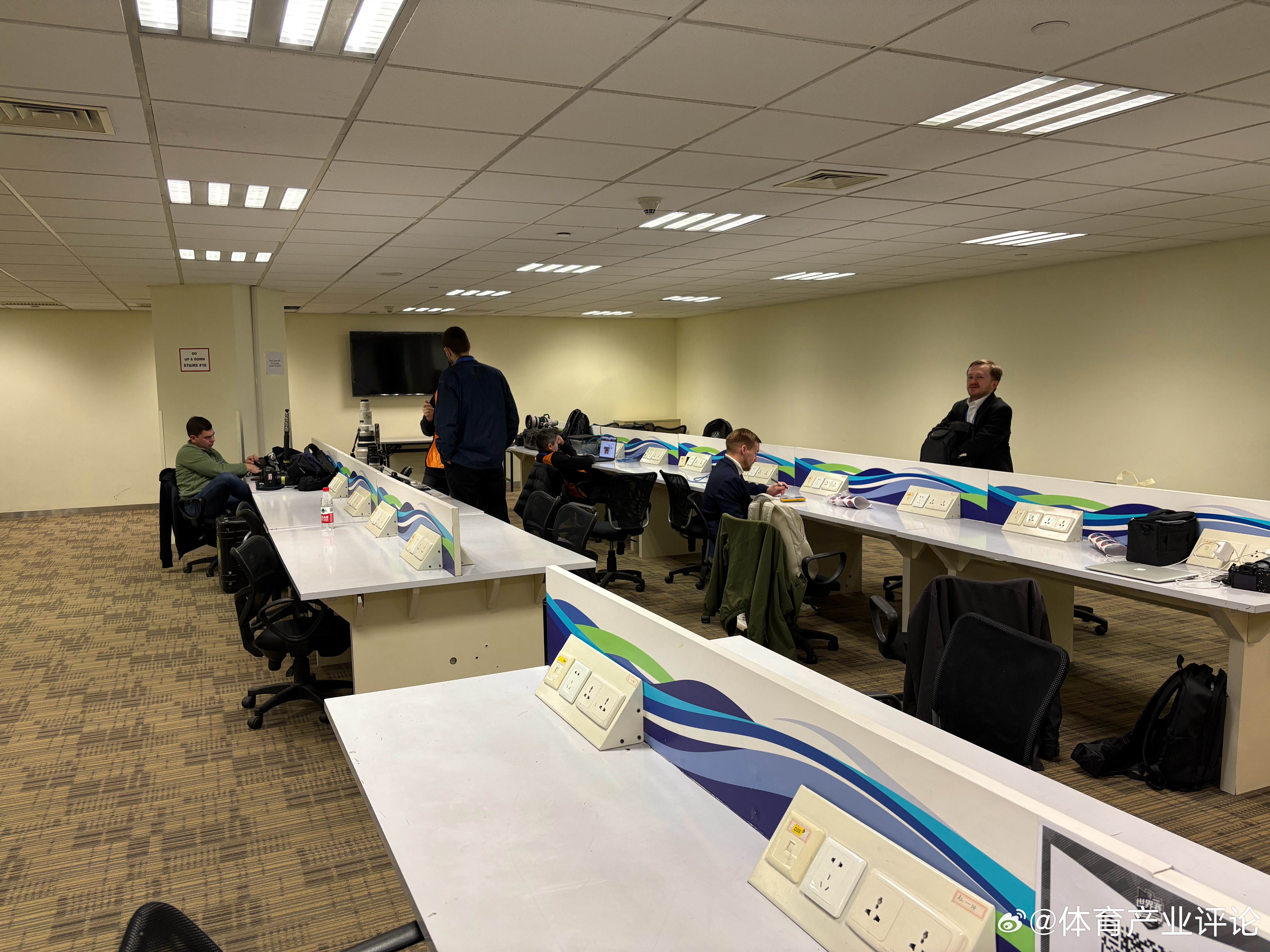 回到东方体育中心的媒体工作间，关于2011年游泳世锦赛的记忆瞬间复活了。khl 