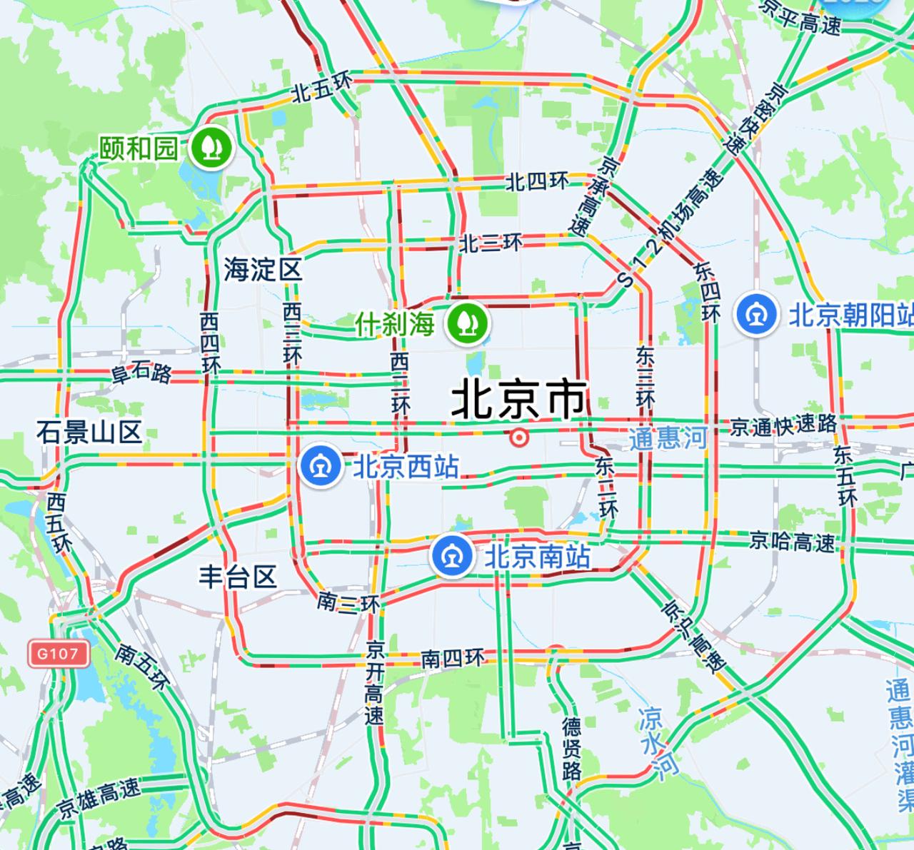 此时此刻的京城交通，可谓＂环路摆长龙，环环路难行”。
