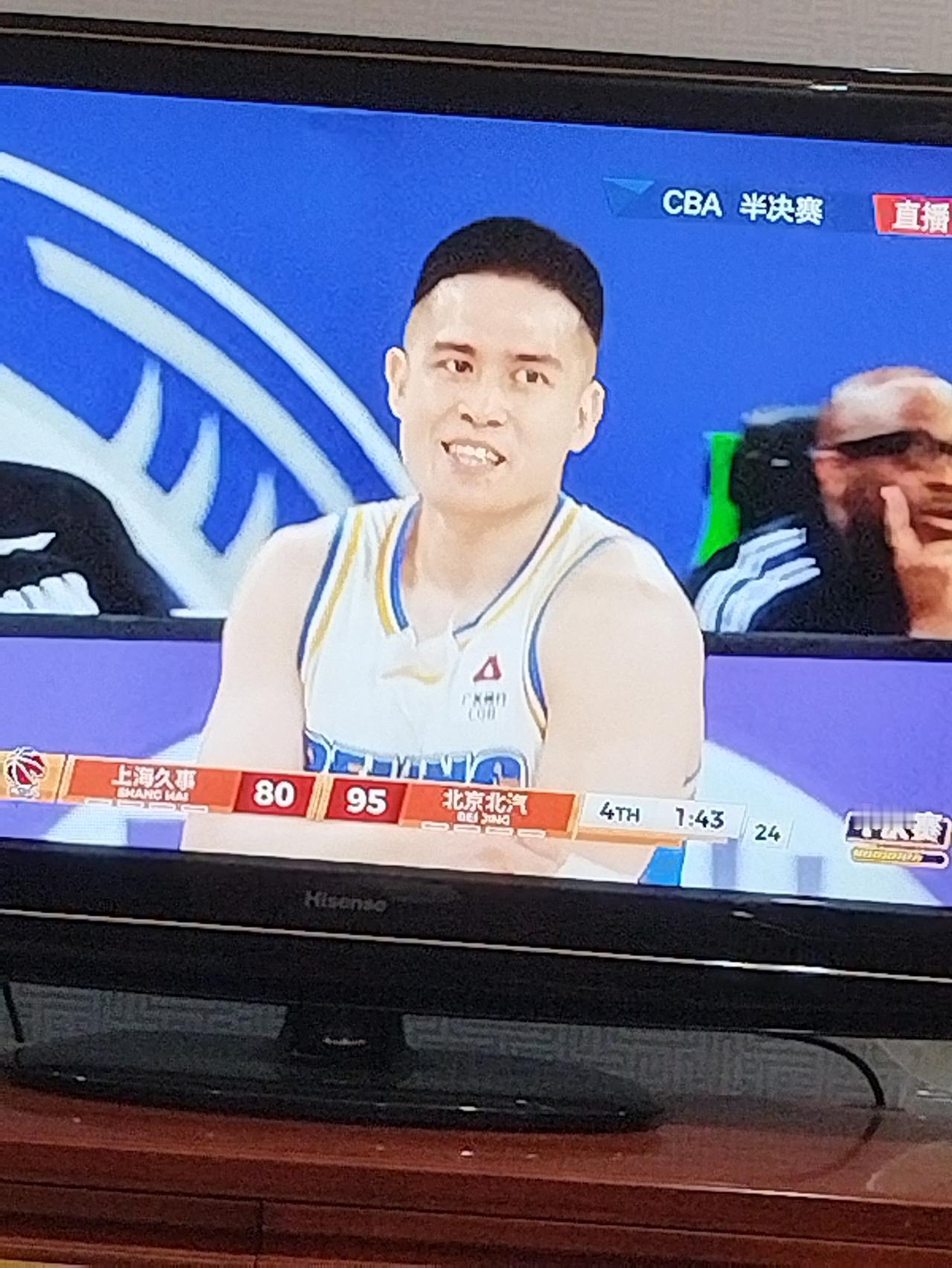 今晚北汽打的太棒了。上半场两队打平。第3节北京队开始了进攻模式。第3节结束北汽已