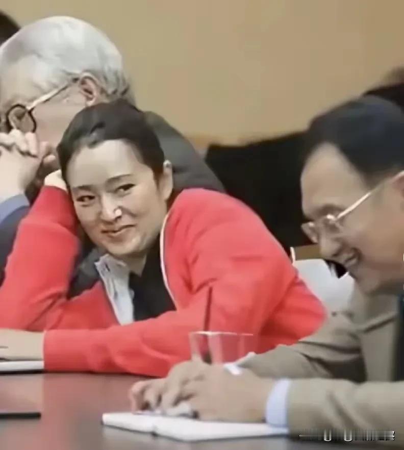 这辈子算白活了，没有任何一个女人用这样的眼神看我，包括我深深爱着的老婆。[流泪]