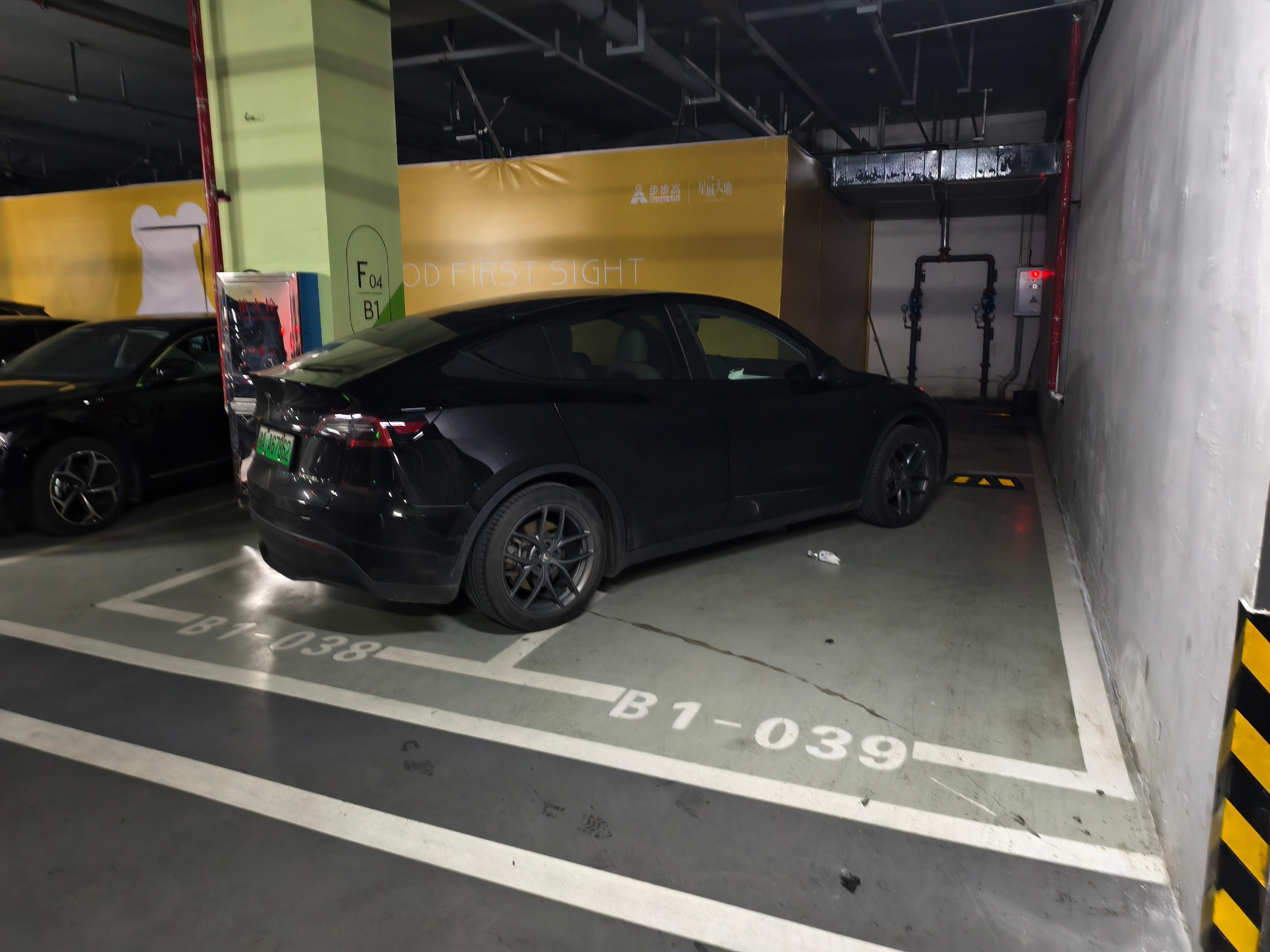 原本就车位紧张的商场停车场，还有停俩位置的车，还不止一台