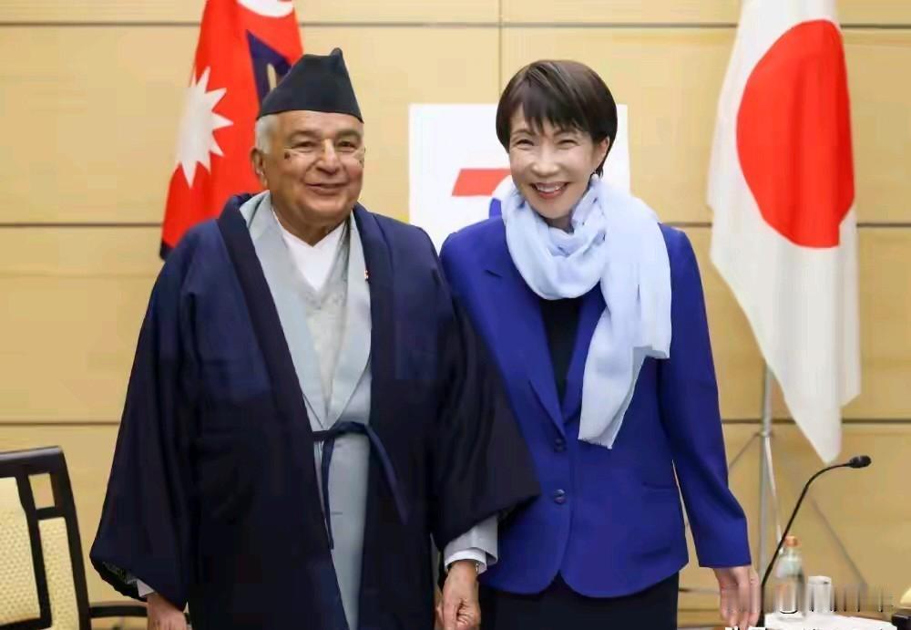 与外国元首或政府首脑有肢体上的紧密接触，原有是高市早苗惯有的行为举止，不分国家大