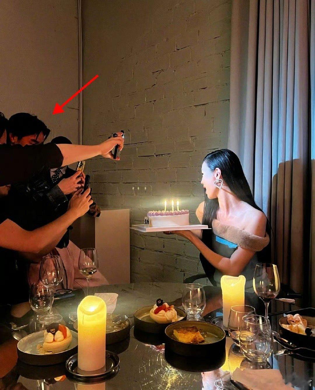 陈瑜林子濠疑似恋爱 林子濠作为林依轮长子，一直低调稳重；陈瑜则是时尚圈宠儿，两人