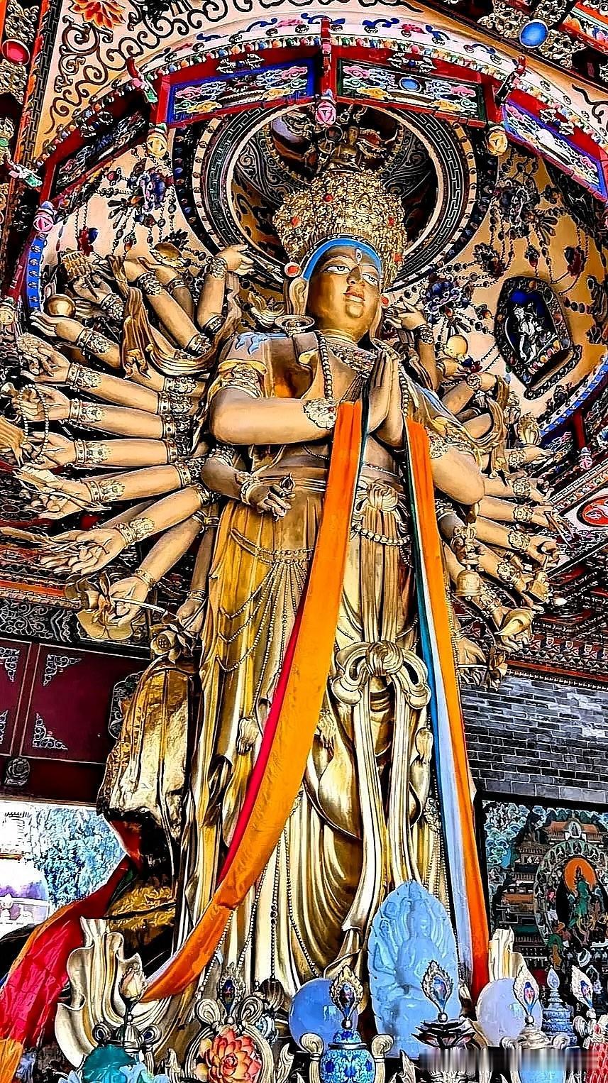 西安广仁寺｜6.6米千手观音，一眼震撼，见者得福
 
推开广仁寺的殿门，目光瞬间