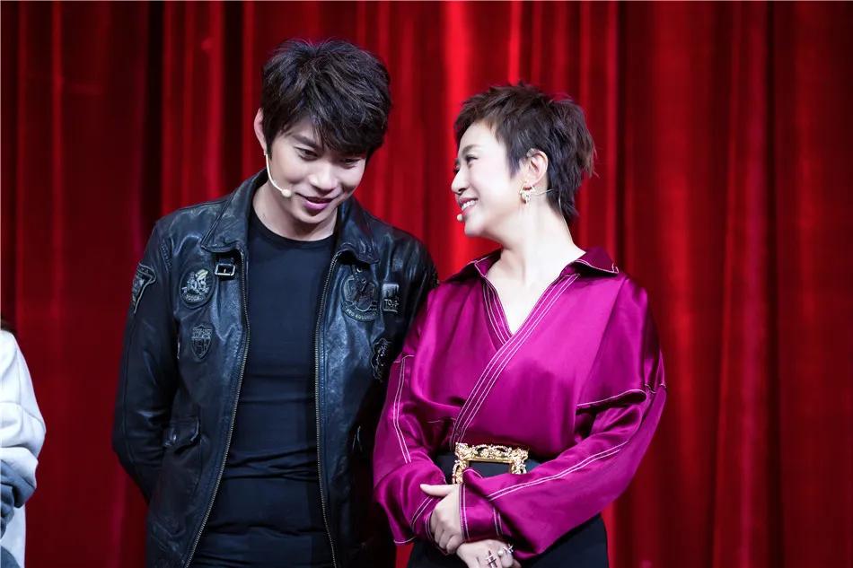 艾伦一见到马丽就脸红，连马丽都在心里寻思他是不是喜欢自己，艾伦也不藏着了：“暗恋