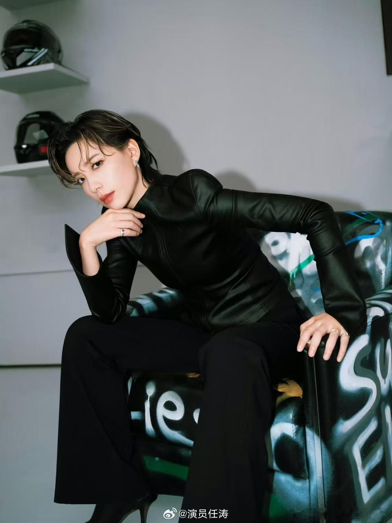 李斯丹妮赛车梦藏不住了专注舞台表现力超强的李斯丹妮，还有不为人知的赛车爱好，酷爱