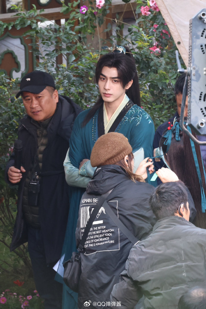 宋威龙雷修远造型束发古装氛围感十足，雷修远外表斯文内心腹黑，宋威龙把这个角色拿捏