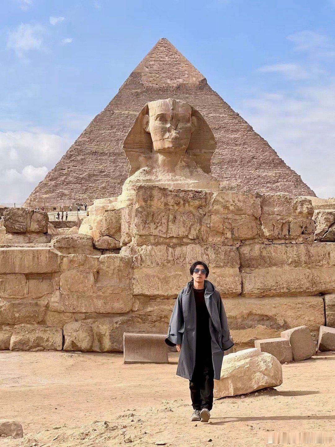 想来都来了，拍张游客照吧回头看狗狗：你立千年，我自在躺还是狗狗通透 埃及·吉萨大