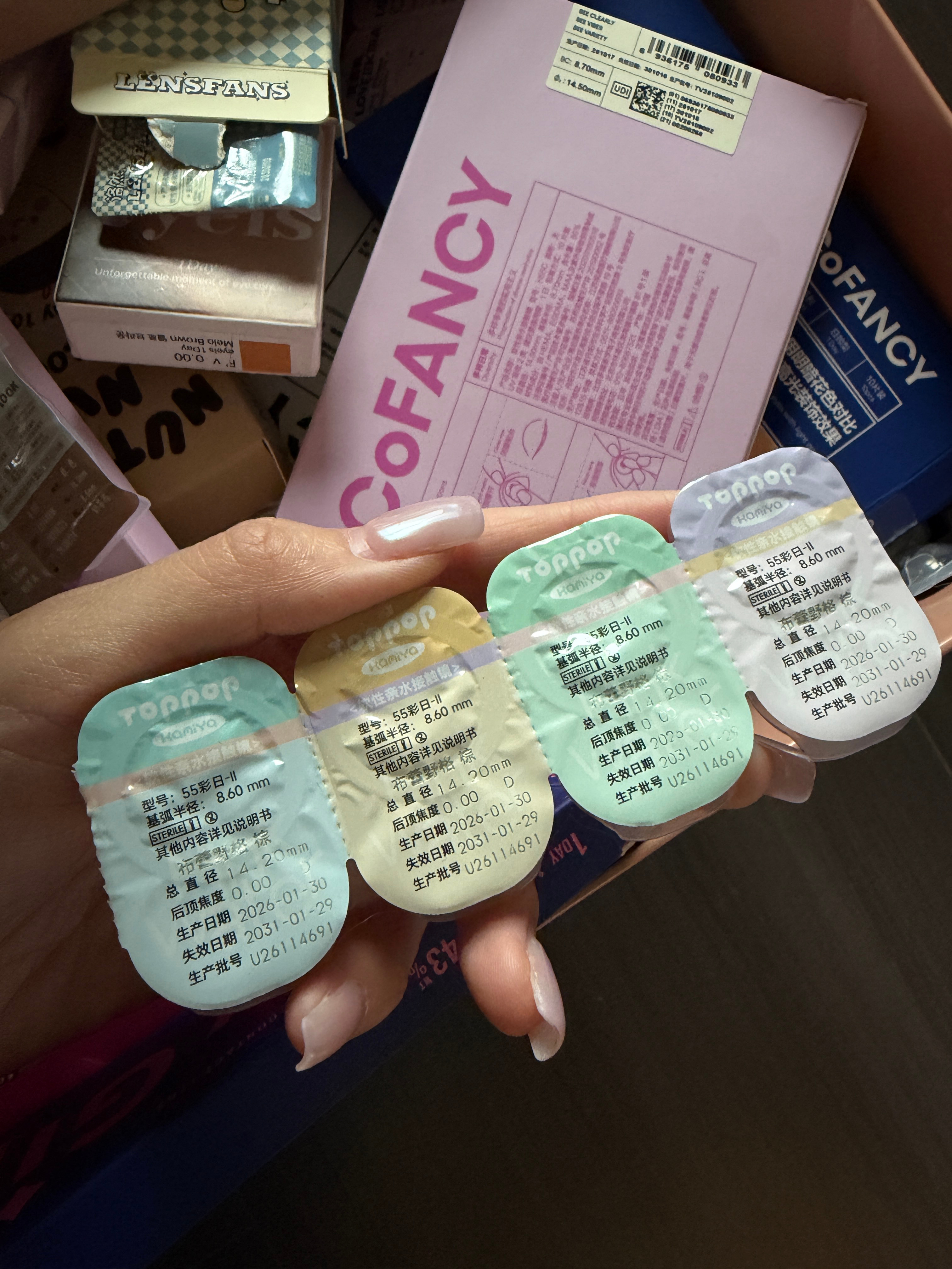 睫毛 美瞳 是这个这个睫毛太美了我都去买了三盒上眼不会和模特一样夸张 （我是原图