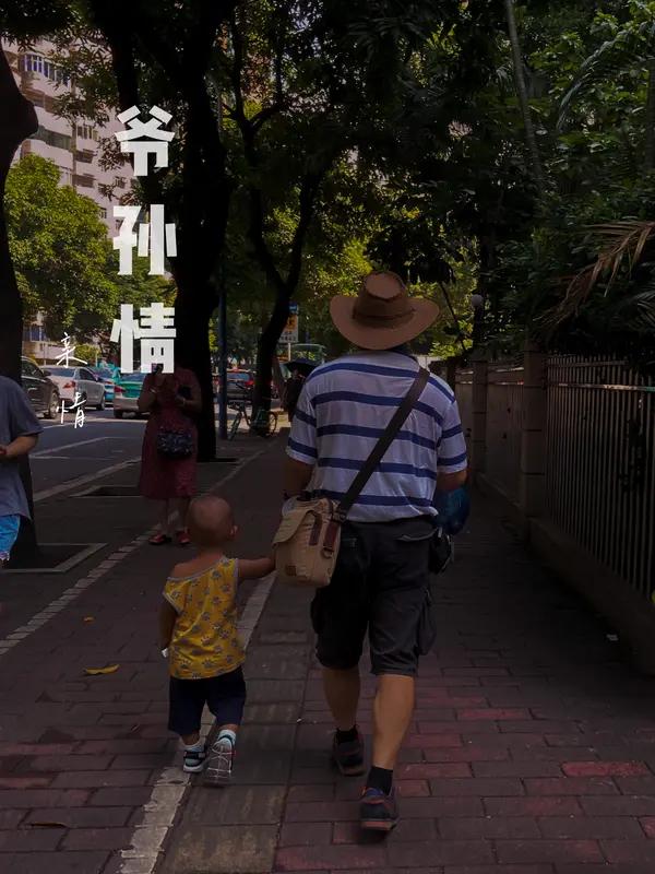 你们当地的方言管父亲的舅舅叫什么在我们这儿，管父亲的舅舅叫“老舅”。这叫法在北方