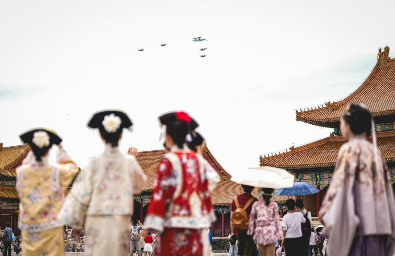 这张照片，很有意境。
空军飞行编队、紫禁城、清旗装、明制袄裙同框，既有历史，也有