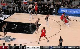 火箭开局就落后10分的两个主因：
北京时间3月13日，火箭与马刺的比赛开始仅5分