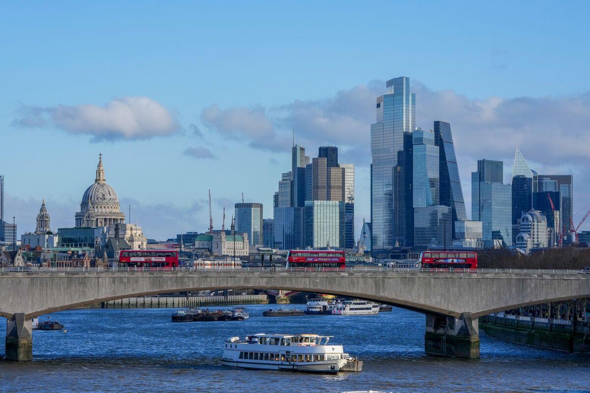 与蕾切尔·里夫斯有联系的房地产大亨在面临税务打击前已离开英国