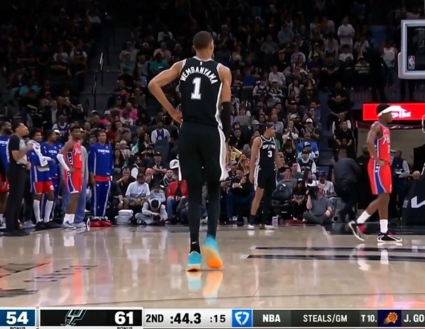 今日比赛是文班亚马本赛季出战的第63场比赛，也是本赛季第二次出场时间不足20分钟