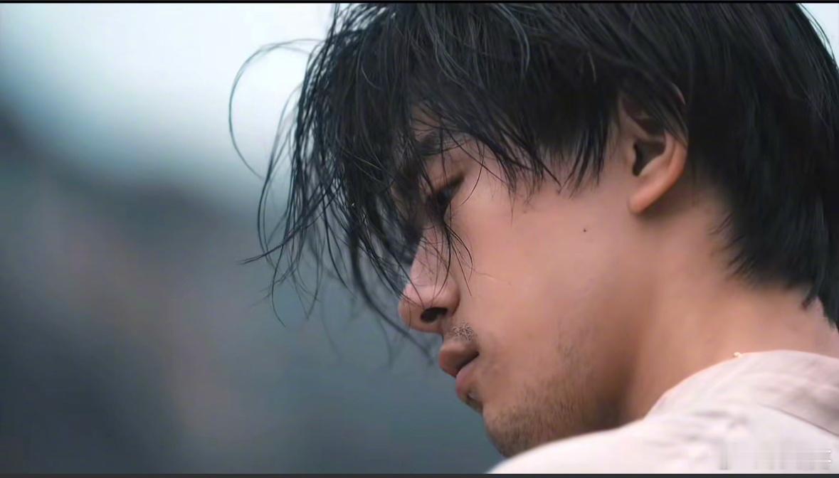 易烊千玺这张有种古天乐《神雕侠侣》时期的感觉耶  好迷人 