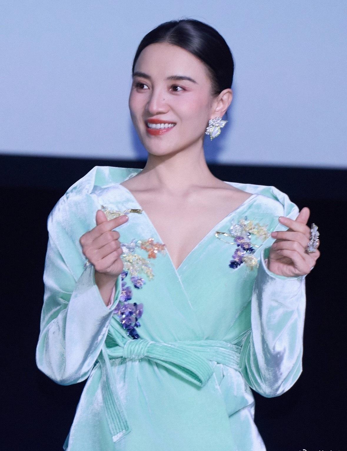 谁能想到童年白月光舒畅，
和气场女王宋佳在品牌活动同台了，
宋佳还亲手为舒畅颁奖